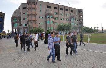 صورة أرشيفية لطلبة يسيرون في الجامعة  الإسلامية 