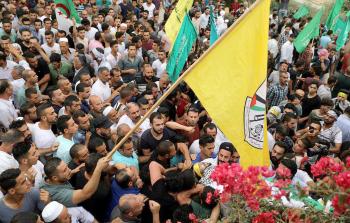 مواطنون خلال تشييعهم جثمان الشهيد محمد جبرين في بيت لحم أمس  