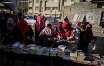 جانب من معرض الكتب المستعملة في غزة اليوم (الأناضول)