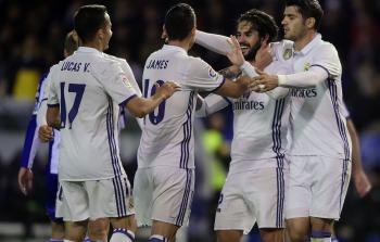 لاعبو ريال مدريد يحتفلون بفوزهم على ديبورتيفو لاكورونيا أمس (أ ف ب)