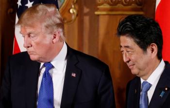 آبي (يمين) وترمب خلال لقائهما بالعاصمة اليابانية طوكيو في 6 نوفمبر/تشرين الثاني 2017 (رويترز)