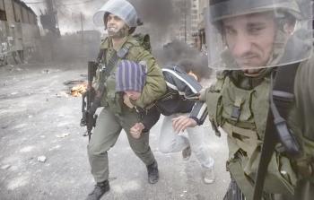 جنود من جيش الاحتلال يعتقلون أحد الشبان بشكل وحشي (أرشيف)