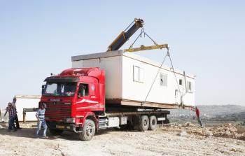 مستوطنون يقومون بإنشاء مستوطنة جديدة على مشارف الخليل (أ ف ب)