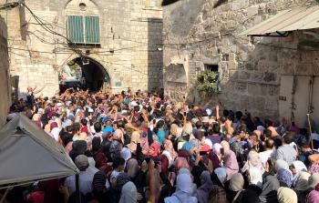 الاحتلال يعتدي على المعتصمين في محيط الأقصى (الأناضول)