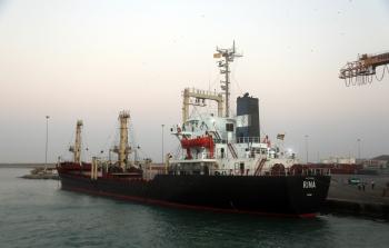 باخرة محملة بالمساعدات تصل لليمن (أ ف ب)