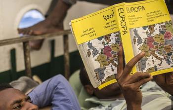 الكتاب الأصفر  (صورة من فيديو بصحيفة لوفيغارو) 