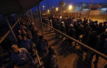 عمال فلسطينيين على أحد الحواجز الإسرائيلية