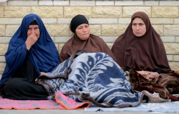 قريبات لقتلى الهجوم بسيناء أمس (أ ف ب)