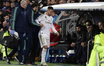 مهاجم ريال مدريد البلجيكي ادين هازار عقب خروجه من الملعب بعد إصابته