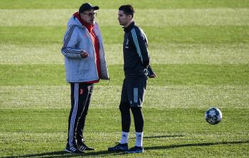 ماوريتسيو ساري مدرب فريق يوفنتوس والنجم البرتغالي كريستيانو رونالدو