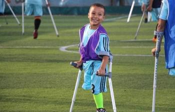 أحد الأطفال مبتوري الأطراف في فريق الكرة