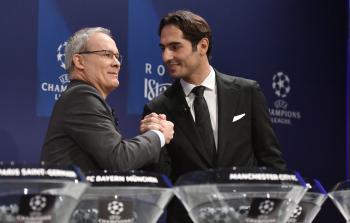 مدير مسابقات الاتحاد الأوروبي لكرة القدم جورجيو مارتشيتي والاعب التركي حميد ألتينتوب