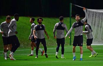 لاعبي فريق لفربول الانجليزي يخضون حصة تدريبية في العاصمة القطرية الدوحة