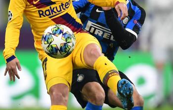 المهاجم الفرنسي في برشلونة أنطوان غريزمان يتحدى لاعب خط وسط نادي إنتر ميلان الإسباني بورجا فاليرو