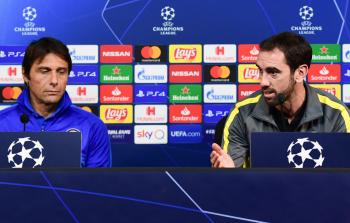 مدافع أوروجواي دييغو غودين أثناء حديثه ، بينما يراقب أنطونيو كونتي المدير الفني لفريق إنتر ميلان الإيطالي خلال مؤتمر صحفي عشية