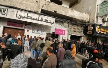 مواطنون أمام بنك فلسطين وقت صرف شيكات الشؤون الاجتماعية (أرشيف)