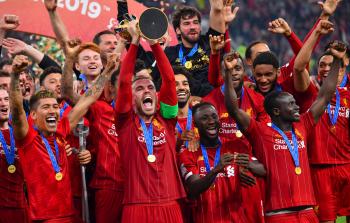 لاعبي ليفربول يحتفلون بالكأس