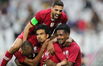 القطري أكرم عفيف يتوسط زملائه