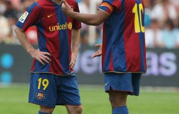 البرازيلي المعتزل رونالدينيو و النجم الأرجنتيني ليونيل ميسي قائد برشلونة