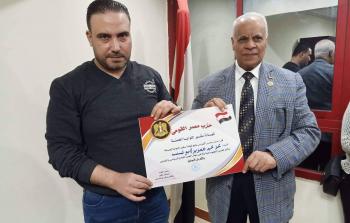 الصحفي عز أبو شنب يساراًا