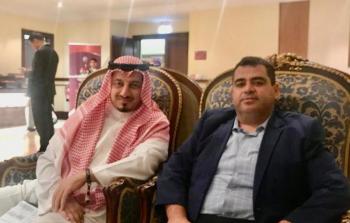 عضو المجلس الأعلى للشباب والرياضة عبد السلام هنية وإلى يساره رئيس الاتحاد السعودي لكرة القدم ياسر المسحل