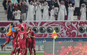 صورة المنتخب القطري يحتفل مع الجماهير(أ-ف-ب)