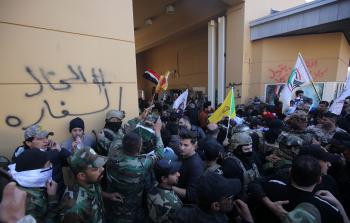 محتجون يقتحمون السفارة الأميركية في بغداد (أ ف ب)