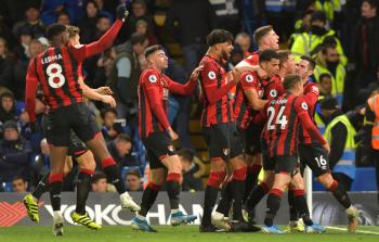 لاعبي  نادي بورنموث الإنجليزي بعد تسجل الهدف الأول في مرمى تشيلسي (أ-ف-ب)