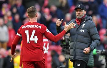 المدير الفني لفريق ليفربول الألماني يورغن كلوب و لاعب خط وسط ليفربول الإنجليزي جوردان هندرسون