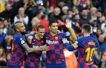 لويس سواريز وزملائه في فريق برشلونة يحتفلون بالهدف