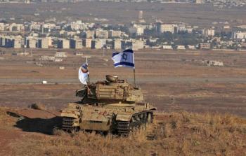 دبابة إسرائيلية تطل من مرتفعات الجولان على قرى داخل الحدود السورية (أرشيف)