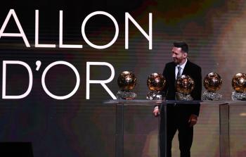 ليونيل ميسي يتوج بجائزة الكرة الذهبية