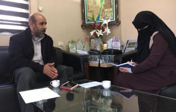 الزميلة أسماء صرصور أثناء محاورة د. يحيى خضر