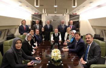 أردوغان خلال لقائه مع عدد من الصحفيين على متن طائرة الرئاسة التركية (الأناضول)
