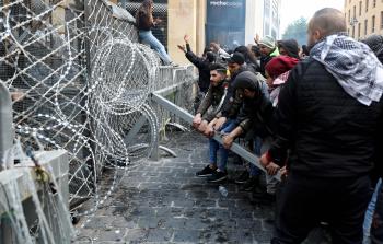 جانب من المواجهات ما بين المحتجين وقوى الأمن (الفرنسية)