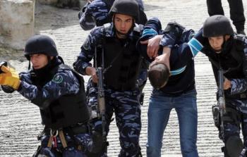 أجهزة أمن السلطة تعتقل أحد المواطنين في الضفة الغربية (أرشيف)