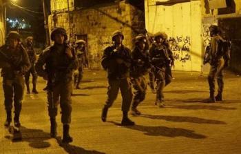 قوات الاحتلال تداهم ليلا إحدى المناطق الفلسطينية (أرشيف)