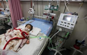 طفل مريض على أسرى مستشفيات غزة (أرشيف)