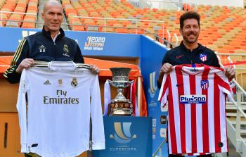 الأرجنتيني دييغو سيميوني، المدير الفني لأتلتيكو مدريد و الفرنسي زين الدين زيدان المدير الفني ريال مدريد