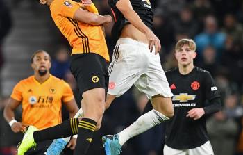 مهاجم ولفرهامبتون واندررز المكسيكي راؤول جيمينيز يتنافس مع لاعب خط وسط نادي مانشستر يونايتد الصربي نيمانيا ماتيتش