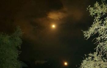 قنابل إنارة أطلها جيش الاحتلال في أجواء شرق مدينة دير البلح وسط قطاع غزة