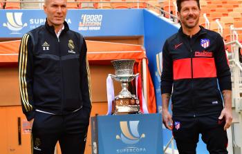 الأرجنتيني دييغو سيميوني، المدير الفني لأتلتيكو مدريد و الفرنسي زين الدين زيدان المدير الفني ريال مدريد