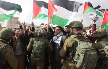 جنود إسرائيليون يقمعون مسيرة منددة بـ