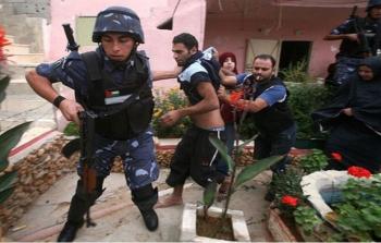 عناصر من أمن السلطة يعتقلون مواطنا في الضفة (أرشيف)