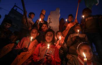 مسيرة أطفال رافضة لصفقة ترمب (الأناضول)