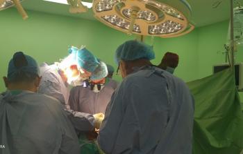 فريق قسم جراحة القلب في إحدى عملياته الجراحية