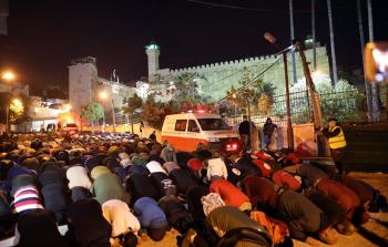 فلسطينيون يؤدون صلاة الفجر في محيط المسجد الإبراهيمي في الخليل (أرشيف)