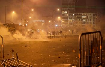 جانب من المواجهات ما بين المحتجين وقوى الأمن (الفرنسية)