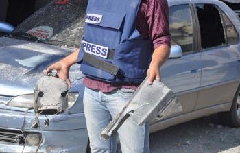 صحفي يعرض بقايا صاروخ (أرشيف)