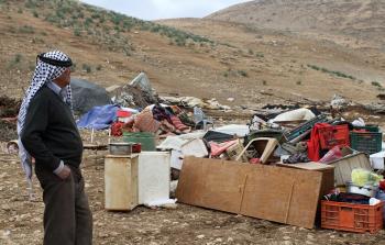 مواطن يقف أمام أطلال منزله المهدم في الأغوار (أرشيف)